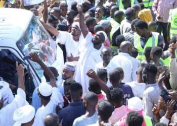إعادة رئيس وزراء السودان المقال الى منزله والمتظاهرون يواجهون الغاز المسيل للدموع