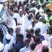 إعادة رئيس وزراء السودان المقال الى منزله والمتظاهرون يواجهون الغاز المسيل للدموع