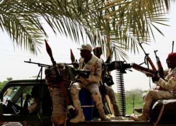 مسلحون يعتقلون عددا من المسؤولين الحكوميين والسياسيين في السودان
