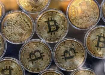 عملة بيتكوين تتجاوز 65 ألف دولار في سعر قياسي جديد مع دخولها وول ستريت