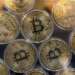 عملة بيتكوين تتجاوز 65 ألف دولار في سعر قياسي جديد مع دخولها وول ستريت