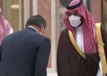 انحناء عزيز أخنوش أمام ولي العهد السعودي يثير الجدل