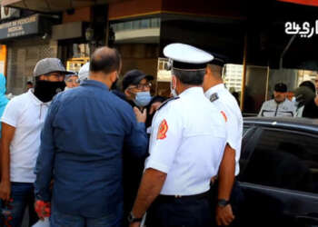 فيديو لرجل أمن يطلب سيدة الإدلاء بجواز تلقيحها يثير الجدل