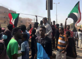 رئيس الوزراء في منزل البرهان والاحتجاجات متواصلة في السودان ضد “الانقلاب”