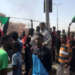 رئيس الوزراء في منزل البرهان والاحتجاجات متواصلة في السودان ضد “الانقلاب”