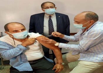 الأطباء ومهنيي الصحة يتلقون الجرعة الثالثة