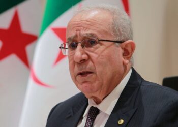 لعمامرة يصف تصريحات ماكرون “بالإفلاس”