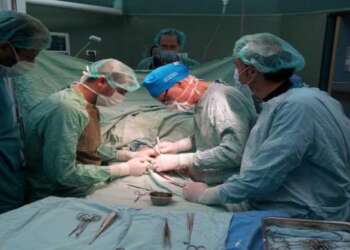 عملية جراحية دقيقة بمراكش لزرع أطراف اصطناعية بركبتي مريضة نيجيرية