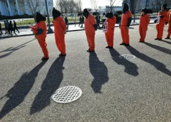 التماس للعفو عن معتقل في غوانتانامو تعر ض للتعذيب