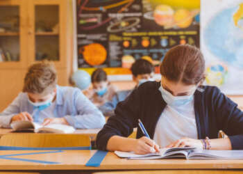 فرنسا تعيد العمل بإلزامية وضع الكمامات في المدارس