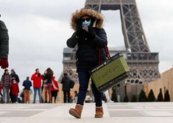 فرنسا تفرض ارتداء الكمامات في شوارع باريس اعتبارا من الجمعة