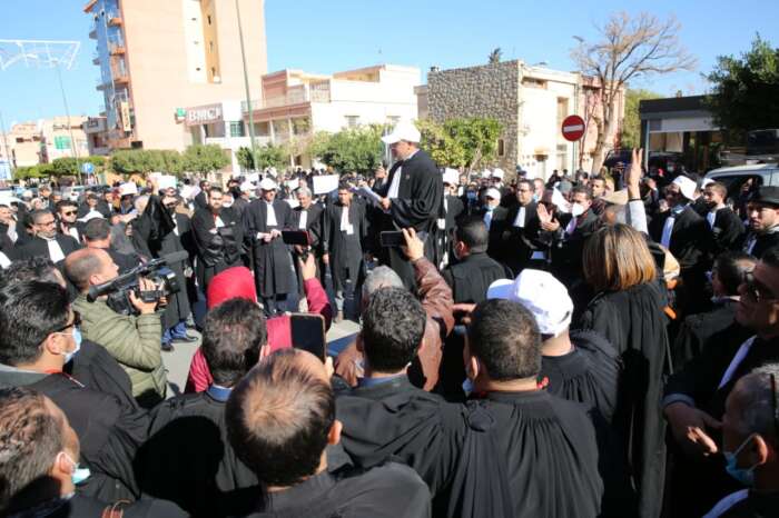 بني ملال : محامو المغرب يتظاهرون احتجاجا على استمرار منع زملائهم من ولوج المحاكم - أشطاري 24 | Achtari 24 - جريدة الكترونية مغربية