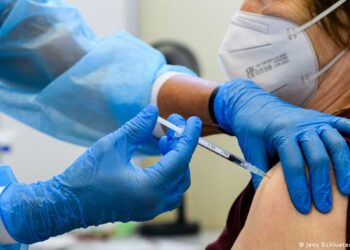 بايونتك-فايزر تطلق دراسات سريرية على لقاح مضاد لـ “أوميكرون”