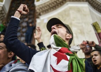 الجزائر.. نقل معتقلي الحراك المضربين عن الطعام إلى سجون أخرى