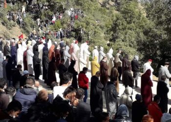الأهالي يؤدون صلاة الجنازة على جثمان ريان