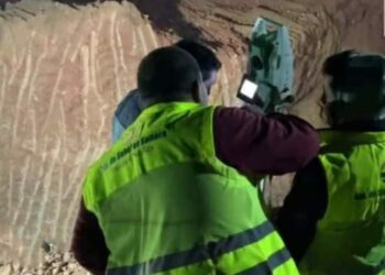 مهندسين وتقنيين طبوغرافيين يحددون مكان الطفل ريان في قعر البئر