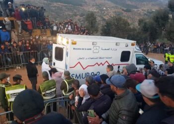 دقائق تفصل المغاربة و العالم على إخراج ريان من البئر