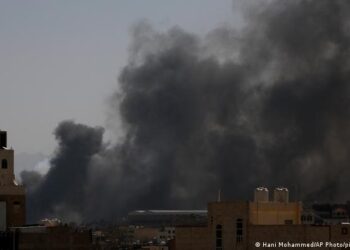 التحالف بقيادة الرياض يعلن تنفيذ “ضربات جوية” ضد “مصادر التهديد باليمن
