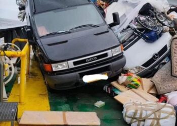 بالصور..عاصفة قوية تضرب باخرة تربط ميناء طنجة بمرسيليا وتسبب في انقلاب سيارات