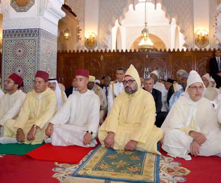 SM le Roi, Amir Al-Mouminine, accomplit la prière de l'Aïd Al-Adha à la mosquée Ahl Fès à Rabat