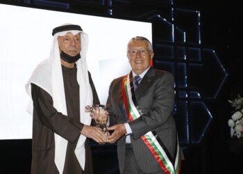 محمد بن عيسى يتسلم في دبي جائزة الانجاز الثقافي والعلمي