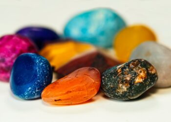 إدارة الجمارك والضرائب تجتمع بمثلي تجار المعادن النفيسة والأحجار الكريمة
