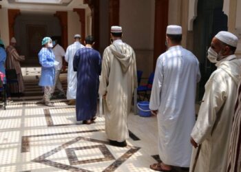 توزيع مؤنة رمضان على 26 ألفا من القيمين الدينيين