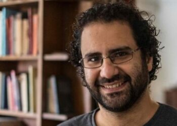 المعارض المصري علاء عبد الفتاح يضرب عن الطعام احتجاجا على ظروف حبسه