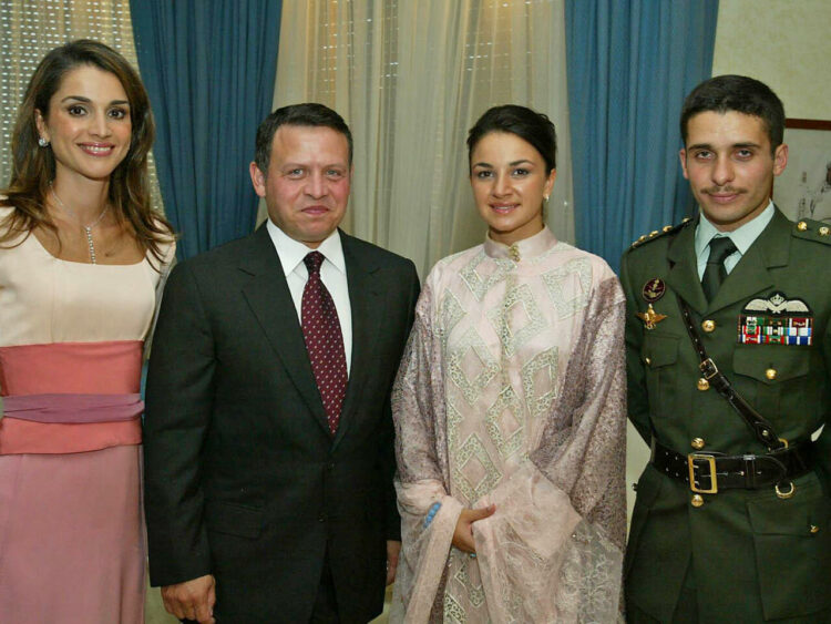 Jordan's King Abdullah II (2nd L), his wife Queen Rania (L), Crown Prince Hamza Bin al-Hussein (R) and Princess Noor Bint Aasem Bin Nayef pose for a picture during the engagement ceremony of Hamza and Noor at the royal palace in Amman 29 August 2003. The ceremony was held during a private reception with members of the royal family and its close entourage.  AFP PHOTO/HO-YUSSEF ALLAN