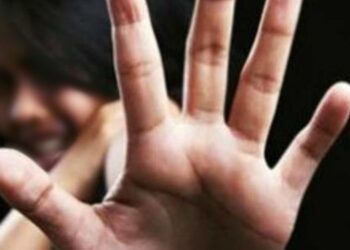 اعتقال سيدة قامت بتعريض ابنتها للإيذاء العمدي والاحتجاز بسلا