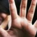 اعتقال سيدة قامت بتعريض ابنتها للإيذاء العمدي والاحتجاز بسلا