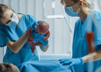 القابلات.. إكراهات عديدة تحول دون الاضطلاع بدورهن كاملا في مجال الصحة الجنسية والإنجابية