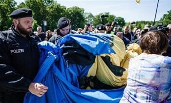 الشرطة الألمانية تأمر بسحب علم أوكراني ضخم خلال إحياء ذكرى 8 ماي وكييف تندد بـ”خطأ”