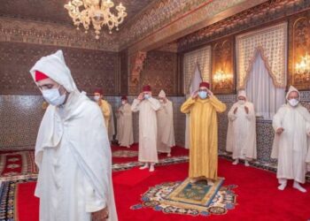 أمير المؤمنين صاحب الجلالة الملك محمد السادس يؤدي صلاة عيد الفطر المبارك