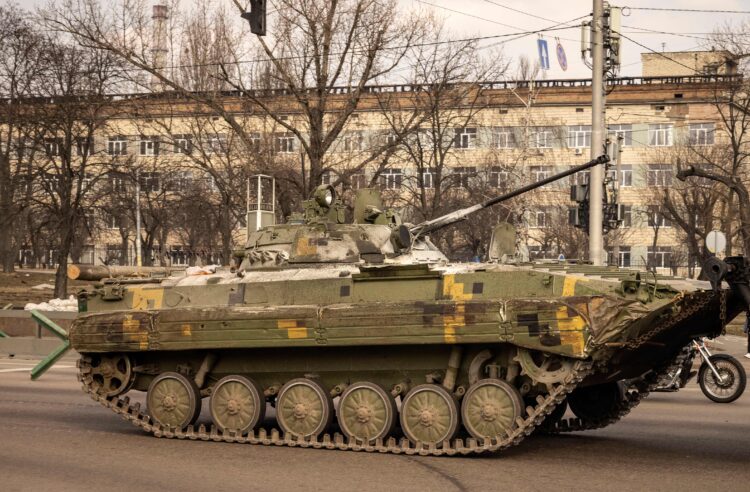 A Ukrainian tank is seen in the Ukrainian capital Kyiv on March 24, 2022. - The UN General Assembly on March 24, 2022, adopted a new non-binding resolution that demanded an "immediate" halt to Russia's war in Ukraine. At UN headquarters in New York, 140 countries voted in favor, 38 abstained and five voted against the measure, with applause ringing out afterwards. (Photo by FADEL SENNA / AFP)