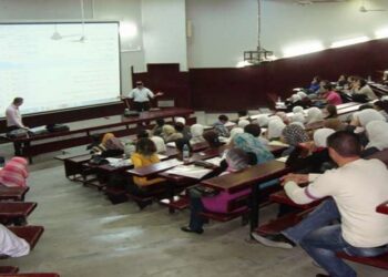 أستاذ جامعي يبعث رسالة إلى والد طالبة يحرضه ضد زميل له