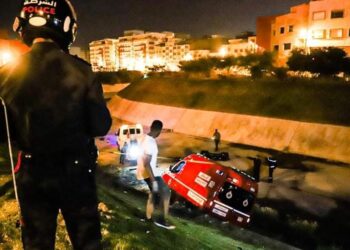 شخص في حالة غير طبيعية يسرق سيارة إسعاف