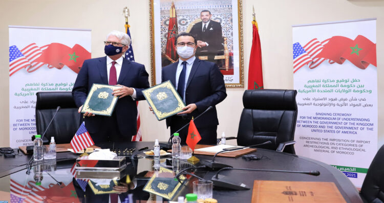 Le ministre de la culture, de la jeunesse et des sports, Othman El Ferdaous (à droite) et l'ambassadeur des États-Unis au Maroc, David Fischer (à gauche) exposent le mémorandum d'entente pour la préservation du patrimoine culturel marocain contre le trafic illicite, signé entre le Maroc et Les États-Unis d'Amérique.14012021  Rabat.