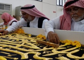 أسرة قاهرية طرزت كسوة الكعبة لعقود، تواصل حرفتها بخيوط الذهب