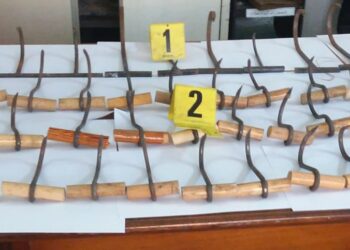 أمن طنجة يحجز 138 أداة حديدية في عمليات اقتحام المهاجرين الأفارقة