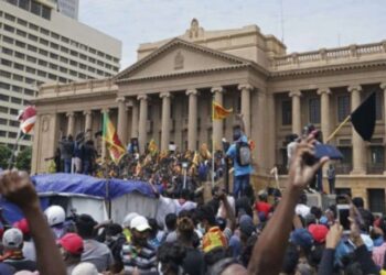 جماهير تقتحم القصر الرئاسي بسيربلانكا و الرئيس يهرب خارج البلاد