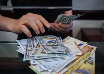 الأورو يبلغ مستوى التكافؤ مع الدولار لأول مرة منذ عشرين عاما