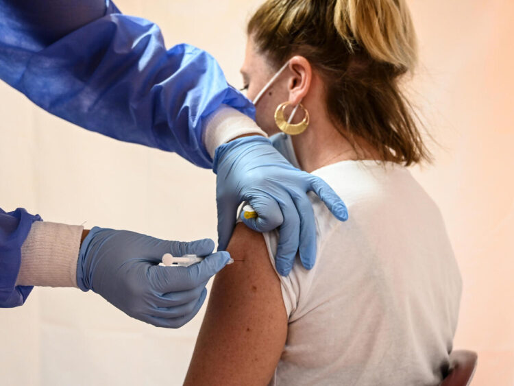 A patient receives a dose of the Pfizer-BioNTech vaccine against the Covid-19 at the temporary Covid-19 vaccination centre in Saint-Maur-des-Fossés on May 31, 2021 .
Bertrand GUAY / AFP