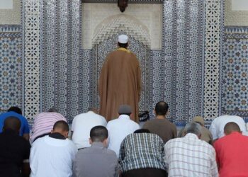 القضاء الفرنسي يعلق قرار ترحيل امام الى المغرب