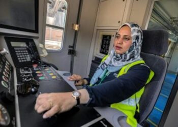 امرأتان تعبدان الطريق أمام المصريات لقيادة المترو في القاهرة