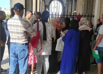 عمال سبتة ينظمون وقفة احتجاجية أمام قنصلية اسبانيا بتطوان
