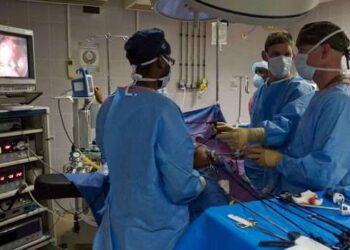نجاح عملية جراحية لإعادة البسمة لطفل مصاب بتشوه شق الشفة بالرباط