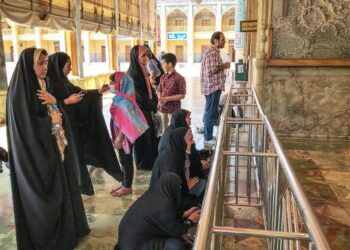 15 قتيلا في هجوم مسلح على مرقد ديني بإيران تبنته داعش