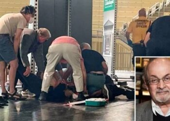 سلمان رشدي فقد النظر في إحدى عينيه وشلت يده