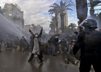 تونس ..تجدد  المواجهات بين الأمن والمحتجين  اثر وفاة شاب